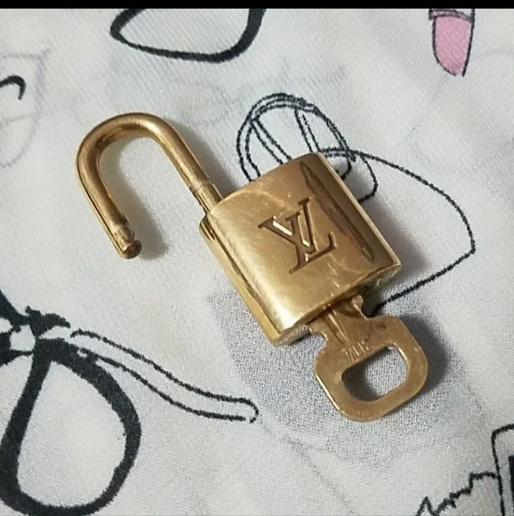 AUTHENTIC LOUIS VUITTON PADLOCK & KEY - Picture 6 of 6